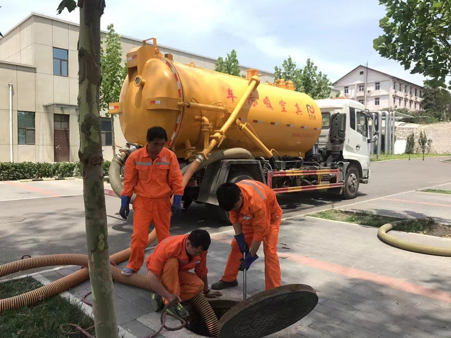 永嘉管道疏通车停在窨井附近