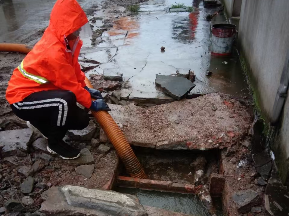 永嘉专业清理污水池 炜誉市政以规范流程守护城市 “肠道”